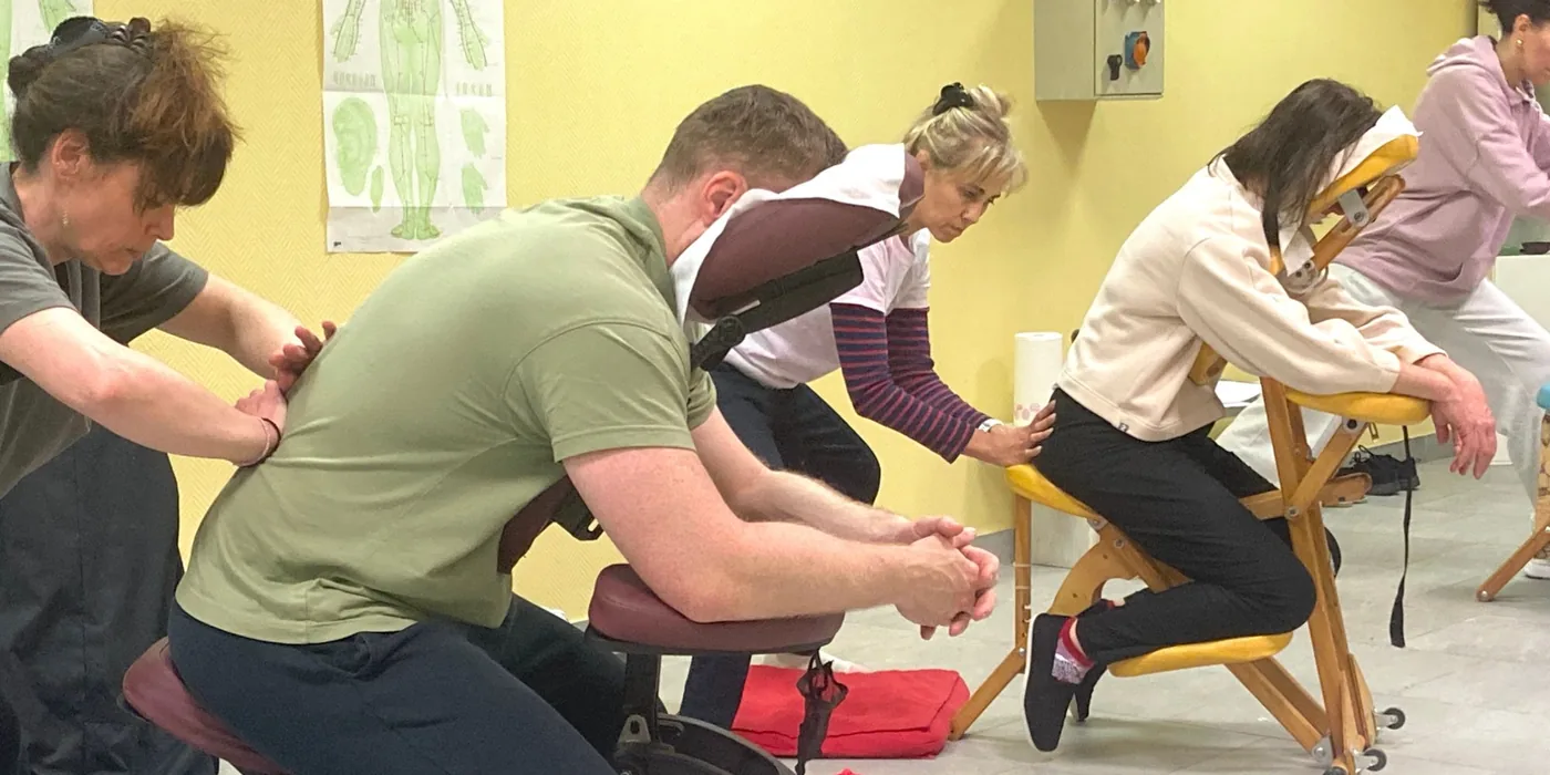 Atelier de shiatsu sur chaise : pratique en binômes sur chaises de massage